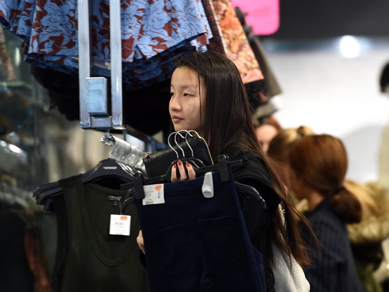 A shopper looks at items inside a store in Sydney on Thursday, June 4, 2015. (AAP Image/Paul Miller) NO ARCHIVING