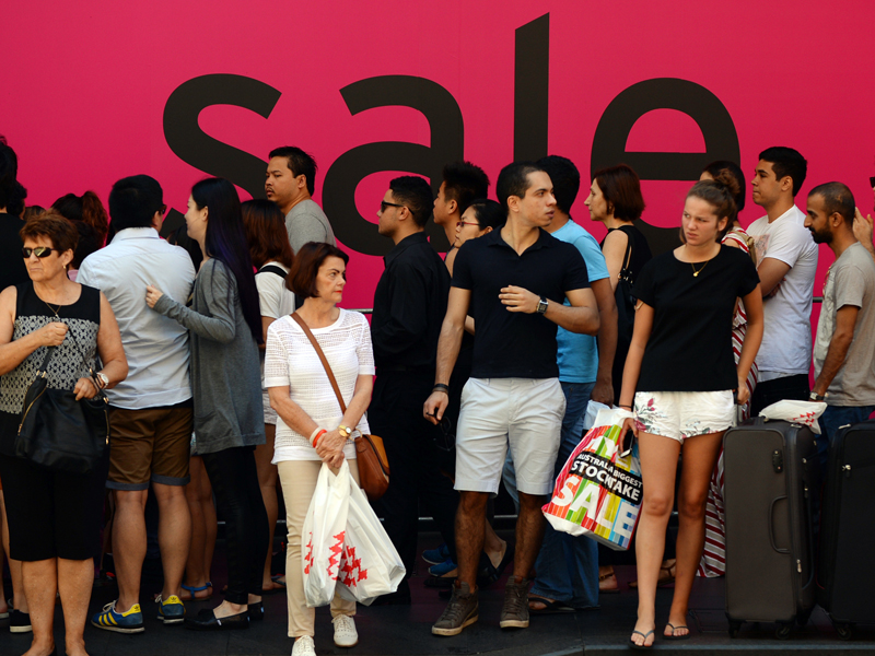 Australian consumers pictured in the Central Business District, Sydney, Friday, Dec. 26, 2014. Consumers are expected to spend more an estimated $2.07 billion dollars in retail sales across Australia today. (AAP Image/Sam Mooy) NO ARCHIVING